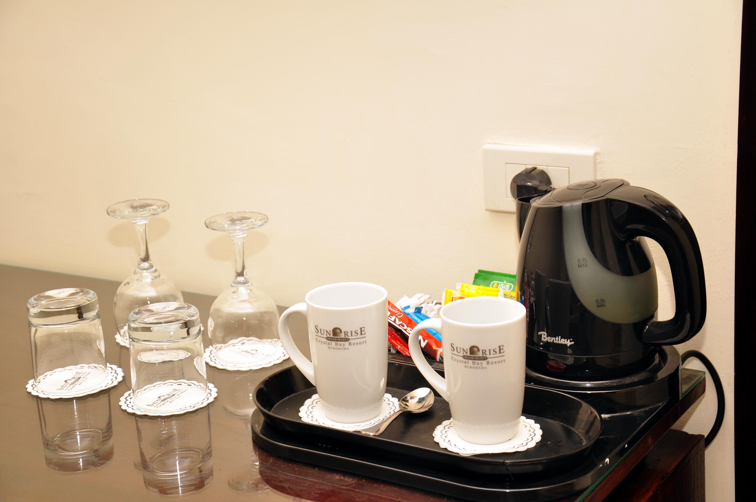 Sunrise Crystal Bay Resort -Grand Select (Adults Only) Hurghada Exterior foto A kettle in a hotel room