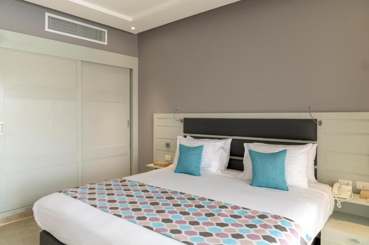 Sunrise Crystal Bay Resort -Grand Select (Adults Only) Hurghada Exterior foto A bedroom at the hotel