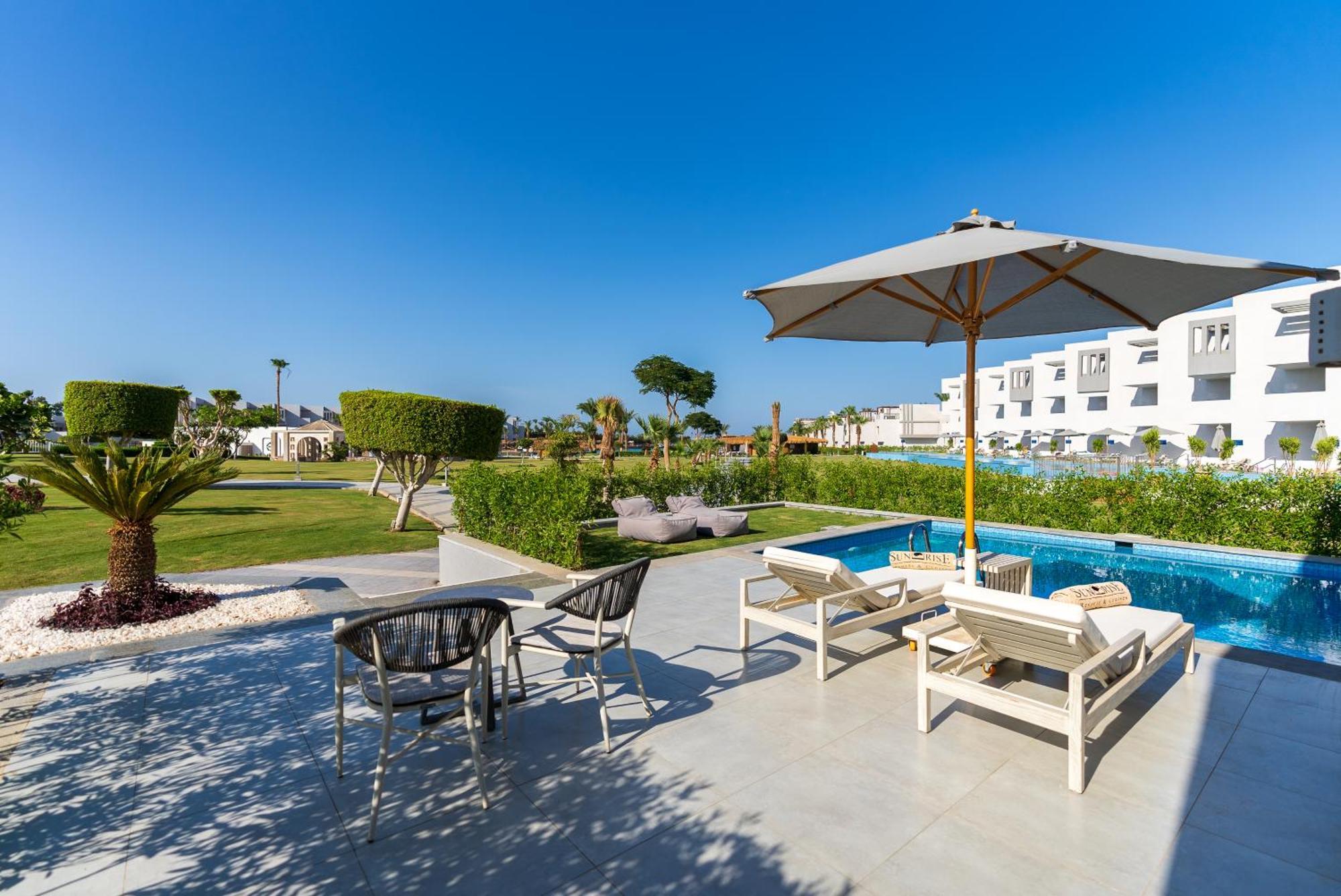Sunrise Crystal Bay Resort -Grand Select (Adults Only) Hurghada Exterior foto The resort's pool area