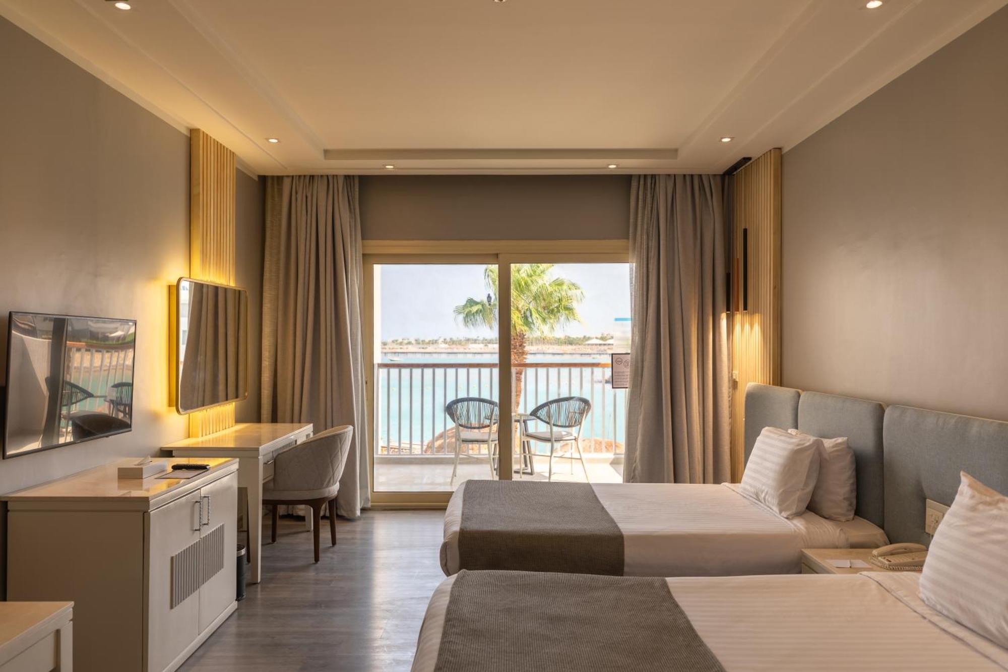 Sunrise Crystal Bay Resort -Grand Select (Adults Only) Hurghada Exterior foto A room at the hotel