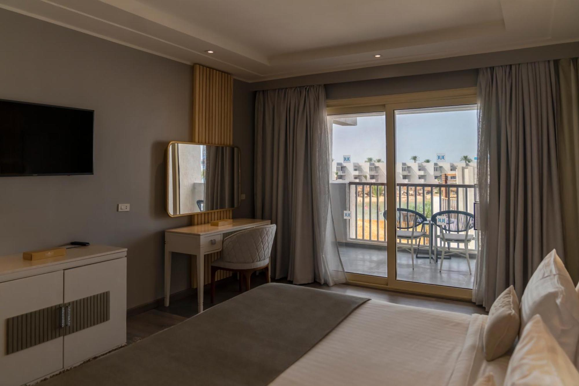 Sunrise Crystal Bay Resort -Grand Select (Adults Only) Hurghada Exterior foto A bedroom in the hotel