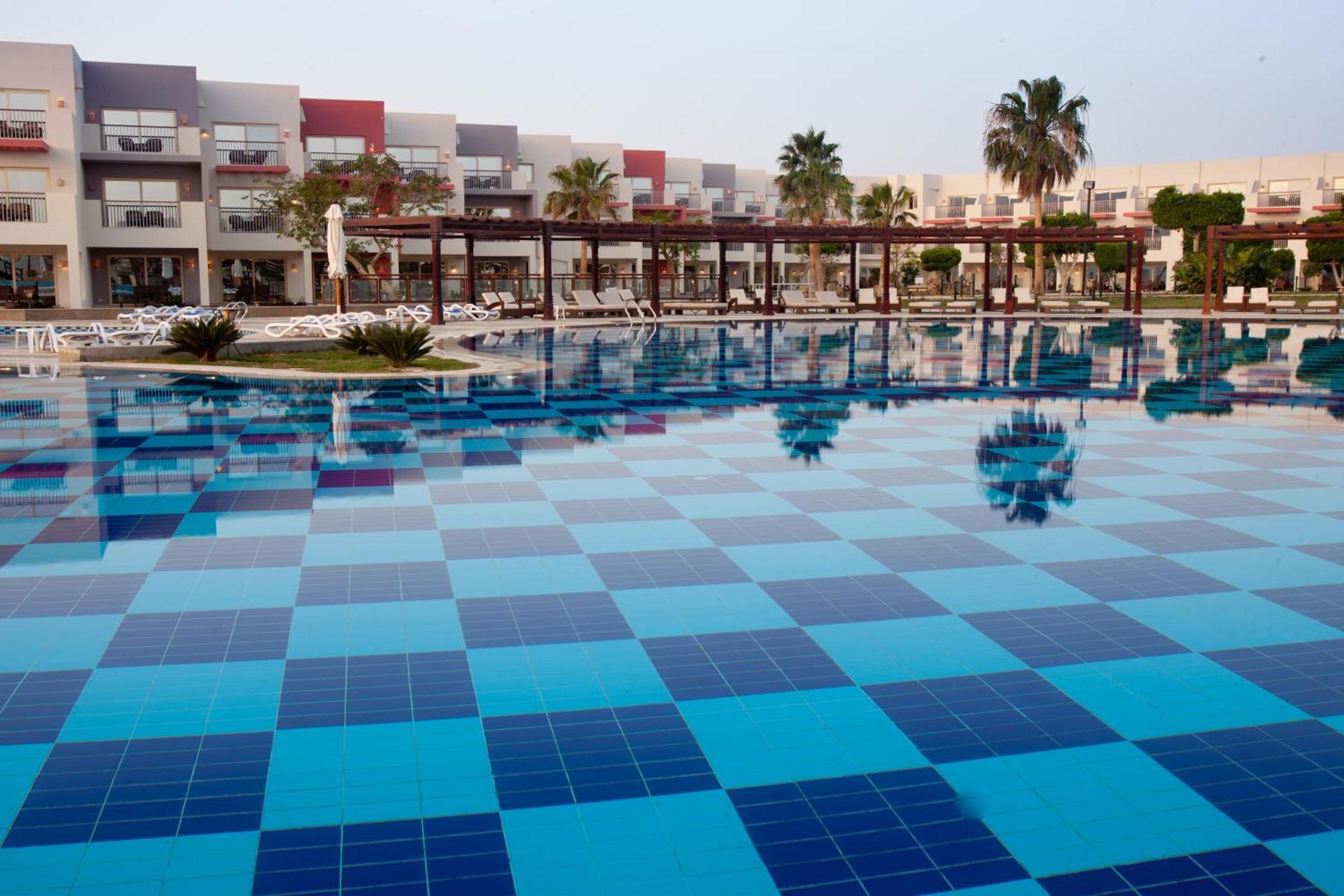 Sunrise Crystal Bay Resort -Grand Select (Adults Only) Hurghada Exterior foto Solar panels at the pool of the Grand Hotel